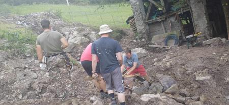 V Spodnji Idriji je bilo potrebno odstraniti tudi velike kose kamenja